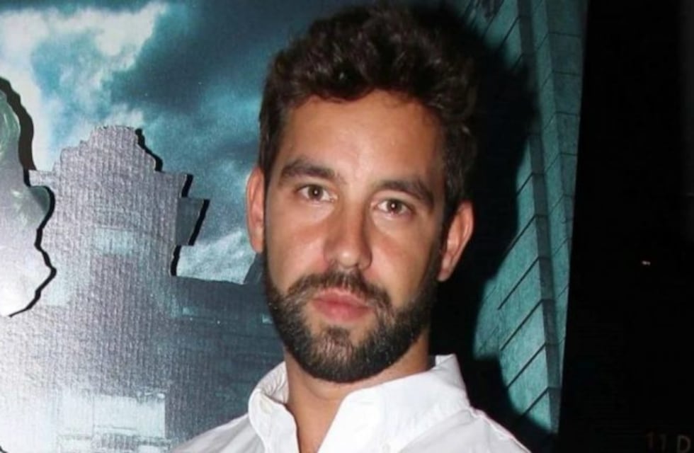 Sin remera y recién despierto, Agustín "Cachete" Sierra ofreció mate y encendió Instagram