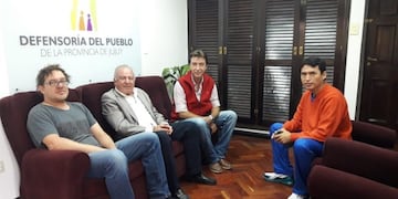 El defensor del Pueblo de Jujuy, Javier de Bedia, con deudores de créditos UVA. (Archivo)