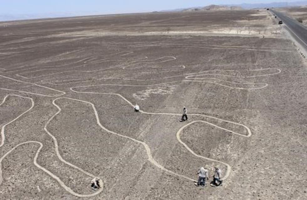 Un gato de 37 metros se suma a los enormes geoglifos de Nazca en Perú