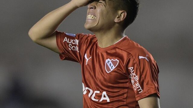 Argentina's Independiente forward Ezequiel Barco reacts after missing a goal opportunity against Brazil's Chapecoense during their Copa Sudamericana round before the quarterfinals first leg football match at Libertadores de America stadium in Buenos Aires on September 21, 2016. / AFP PHOTO / JUAN MABROMATA cancha independiente ezequiel barco futbol copa sudamericana futbol futbolistas independiente chapecoense