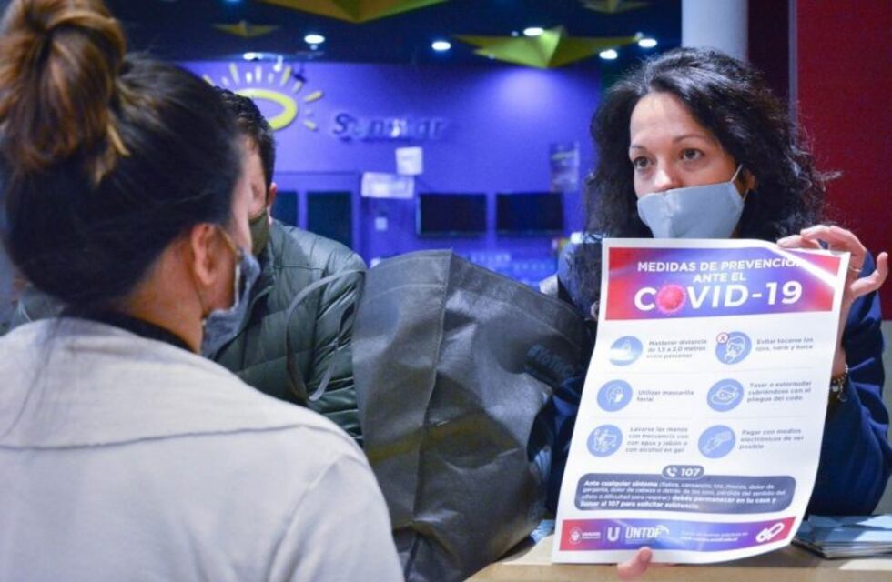 Ávila y De la Vega en equipo con Municipalidad entregaron Kits Sanitizantes en el Shopping