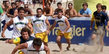 MAR DEL PLATA 31/01/09, DESARROLLO DE UNO DE LOS ENCUENTROS DE LA SEGUNDA JORNADA DEL SEVEN INTERNACIONAL PLAYERO DE RUGBY, EN BAHÍA VARESE, MAR DEL PLATA\u002EFOTO-DYN/GENTILEZA\u002E mar del plata  rugby SEVEN INTERNACIONAL PLAYERO DE RUGBY rugby partido rugby de playa