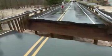 Un puente colapsó en pleno vivo y la notera que lo estaba cubriendo se salvó por segundos