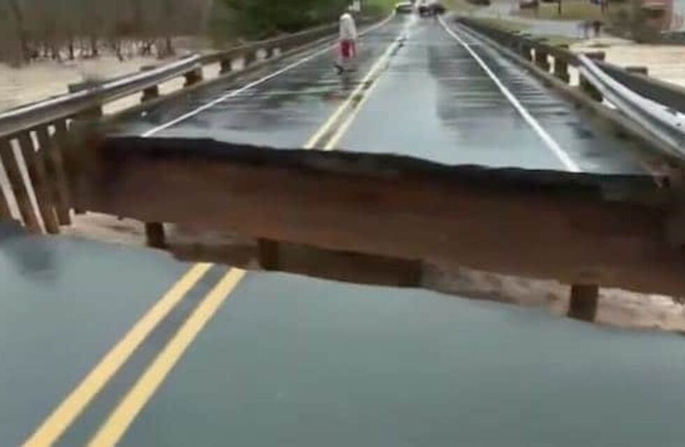 Un puente colapsó en pleno vivo y la notera que lo estaba cubriendo se salvó por segundos