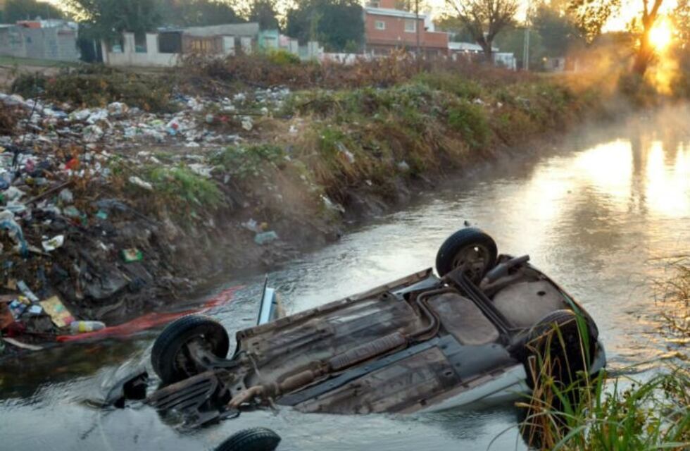 Un auto volcó en el Canal Maestro de Córdoba