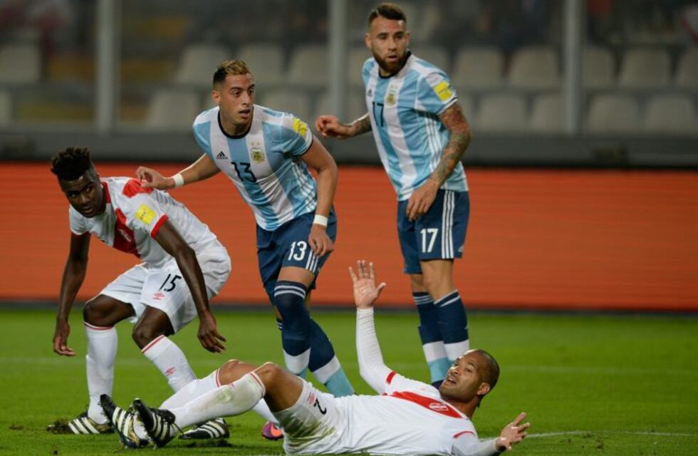 Tres de los cuatro defensores titulares de Bauza no podrán jugar contra Paraguay