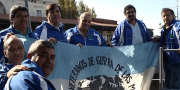 En el aniversario del ataque contra el crucero argentino General Belgrano veteranos de la guerra con bandera argentina