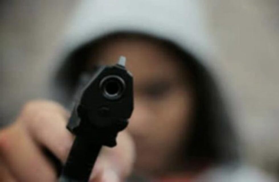 En pleno centro amenazaron a un joven con un arma de fuego