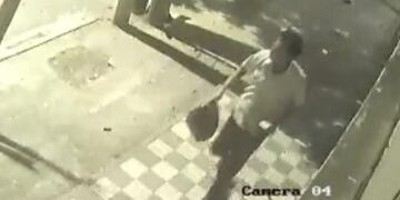 Robo de un reflector en Alta Córdoba, filmado por las cámaras\u002E