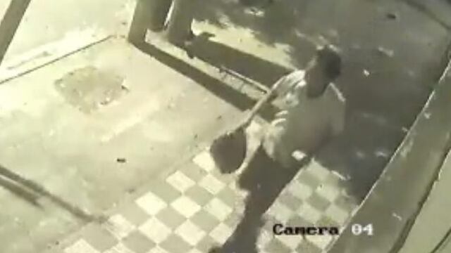 Robo de un reflector en Alta Córdoba, filmado por las cámaras\u002E