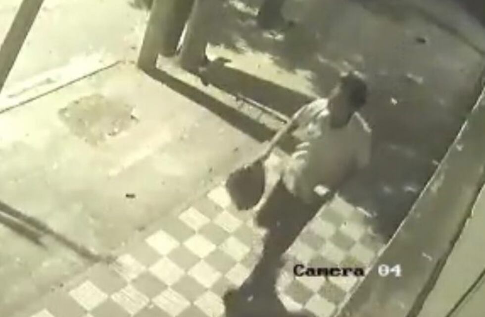 Así se robaron un reflector puesto por la inseguridad en Alta Córdoba
