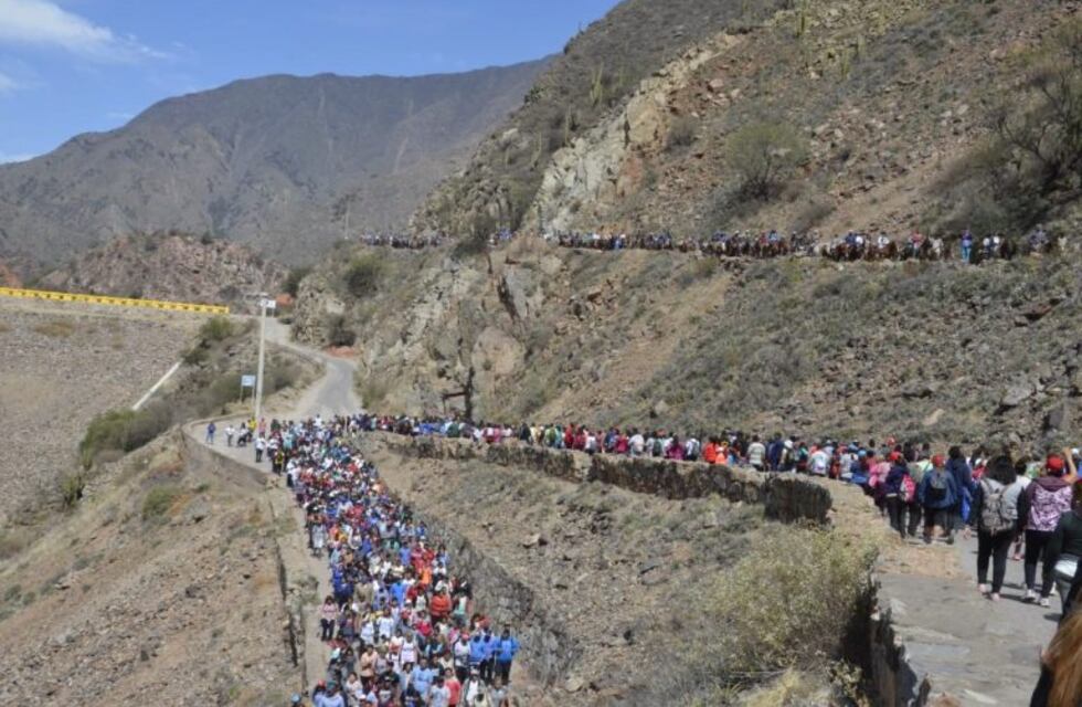 Miles de fieles acompañan la peregrinación de la Virgen India