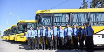 Los choferes se mostraron felices junto a los nuevos colectivos\u002E