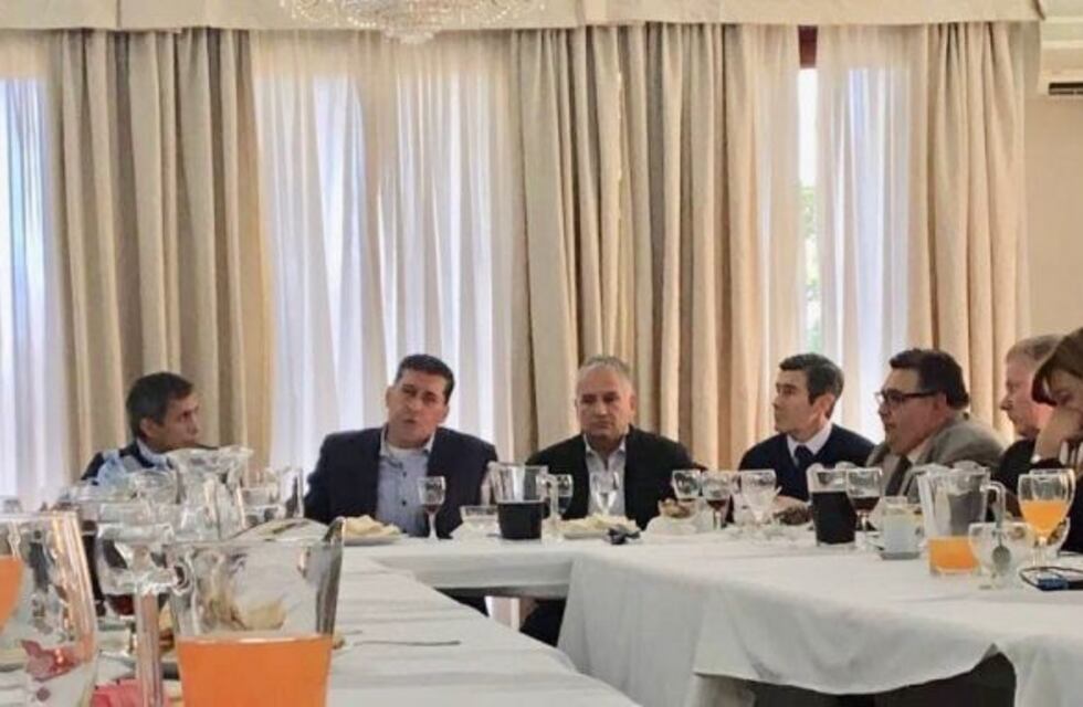 Reunión en la residencia: Casas,Bosetti y Paredes Urquiza