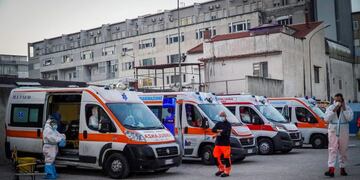 Un fila de ambulancia espera en el hospital San Leonardo, en Castellammare di Stabia en Nápoles (EFE/EPA/CESARE ABBATE)
