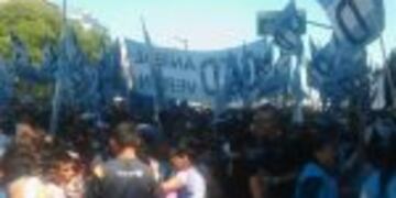 Organizaciones sociales cortan la avenida 9 de Julio en reclamo de una