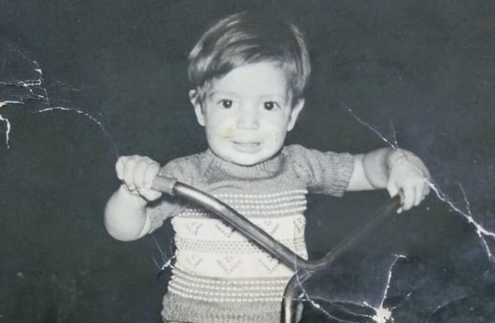 La foto retro de una famosa conductora generó una revolución en Twitter: "Fui un niño muy feliz"