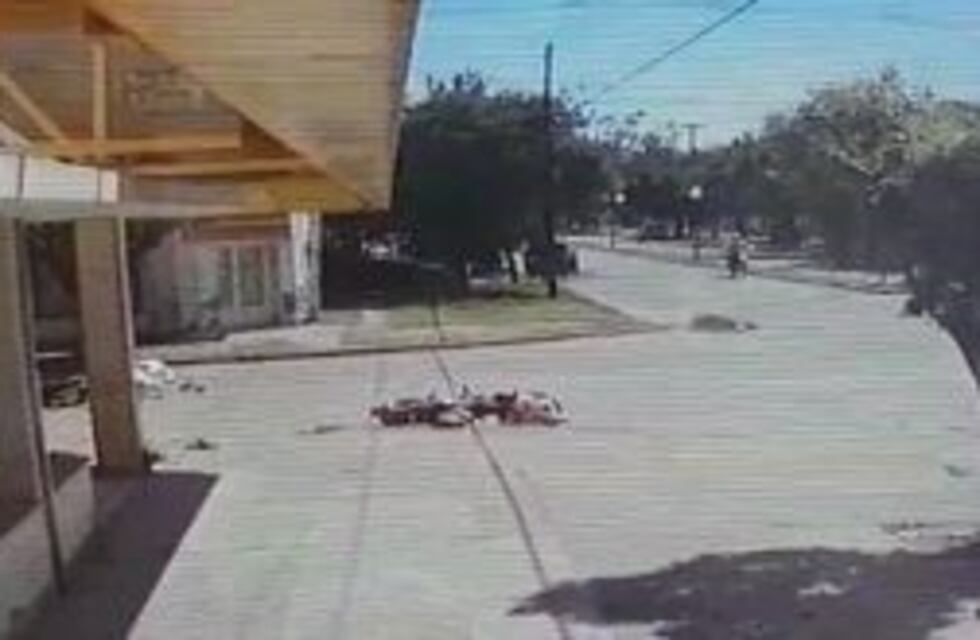 Video: violento choque de dos motos (y uno de ellos se da a la fuga)