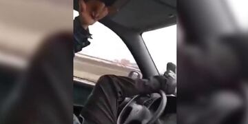 España: se filmó manejando su auto con los pies y a contramano\u002E (Foto: Guardia Civil)