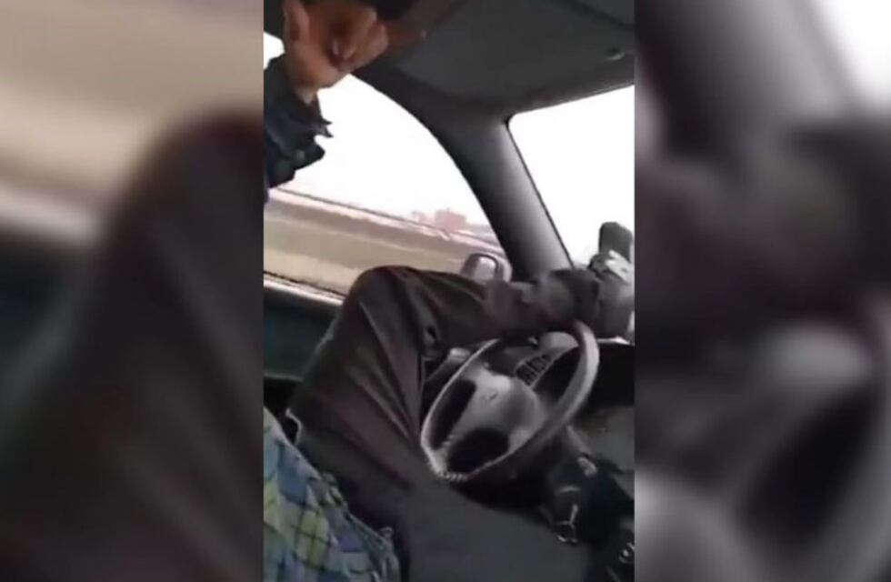 España: se filmó manejando su auto con los pies y a contramano