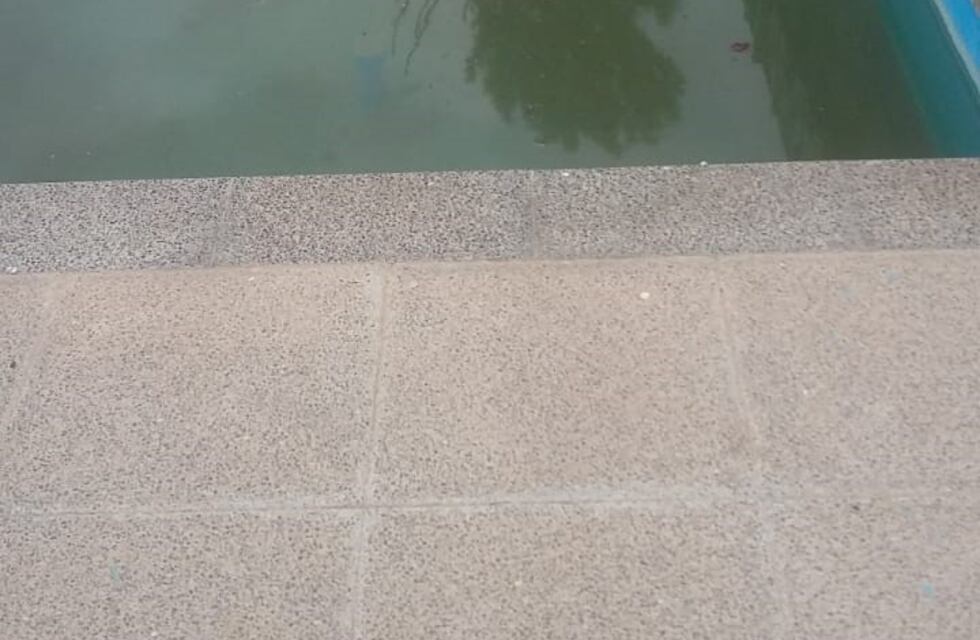 En Río Primero los vecinos denuncian el estado del agua en la fuente del Monumento a San Martín