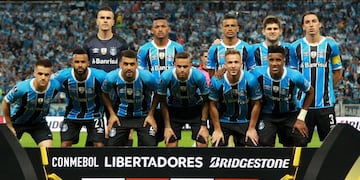 PTO09\u002E PORTO ALEGRE (BRASIL), 01/11/2017\u002E- Los jugadores de Gremio posan para la fotografía oficial hoy, miércoles 1 de noviembre de 2017, durante un partido correspondiente a las semifinales de la Copa Libertadores 2017 disputado entre el Gremio de Brasil y el Barcelona Sportiung Club de Ecuador en el estadio Arena do Gremio de la ciudad de Porto Alegre (Brasil)\u002E El ganador del encuentro disputará la final con el Lanús de Argentina\u002E EFE/Silvio Avila