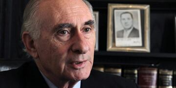 GRAF1490\u002E BUENOS AIRES, 09/07/2019\u002E- Foto de archivo, fechada en Buenos Aires el 25 de noviembre de 2011, del expresidente argentino Fernando De La Rúa, que ha muerto este martes en Buenos Aires a los 81 años, horas después de haber sido hospitalizado\u002E De la Rúa fue presidente de Argentina entre 199 y 2001 y sufría problemas cardiorrespiratorios\u002E EFE/Archivo/Cézaro de Luca