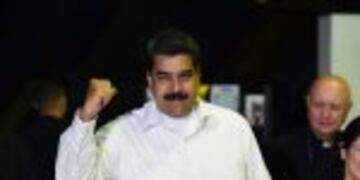 Venezuela's President Nicolas Maduro (C), his wife Cilia Flores (R) and former President of the Spanish government Jose Luis Rodriguez Zapatero, are pictured before a meeting between Venezuela's government and opposition leaders for Vatican-backed talks, in a bid to settle the country's deepening political crisis, in Caracas on October 30, 2016.rn rnIt will be the first open dialogue between the sides in nearly a year of opposition efforts to drive President Nicolas Maduro from power. / AFP PHOTO / RONALDO SCHEMIDT caracas venezuela nicolas maduro Jose Luis Rodriguez Zapatero reunion entre el gobierno y el partido opositor dialogo de los politicos ante la crisis del pais encuentro presidente venezolano representantes