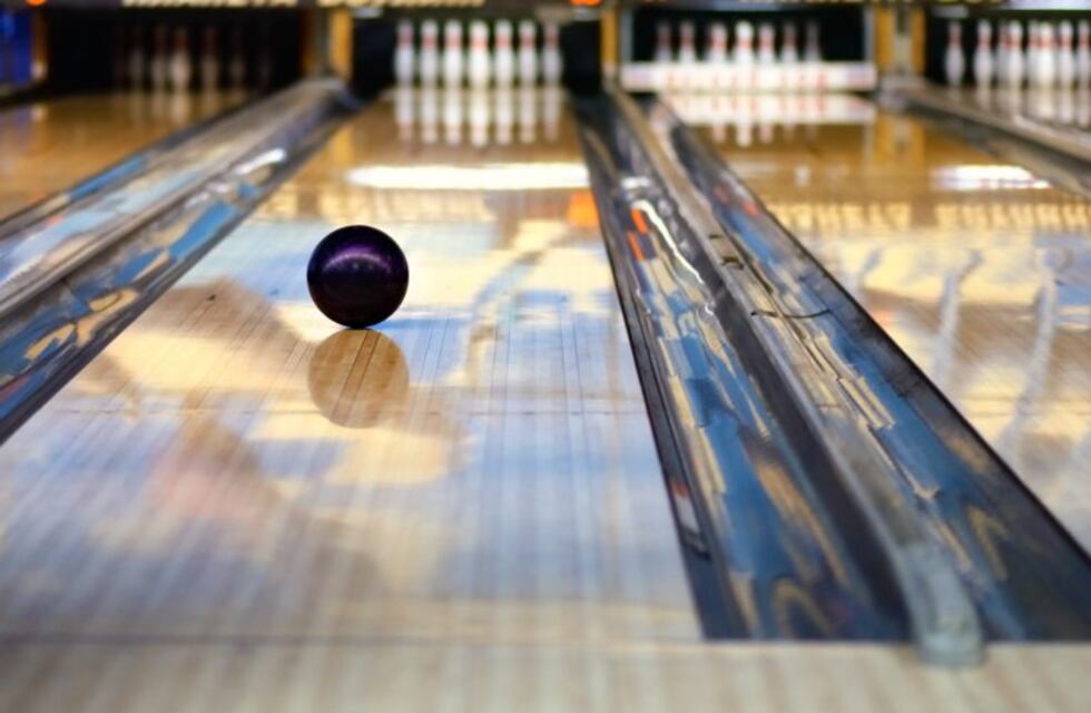 Jugó al bowling por primera vez y causó un tremendo accidente