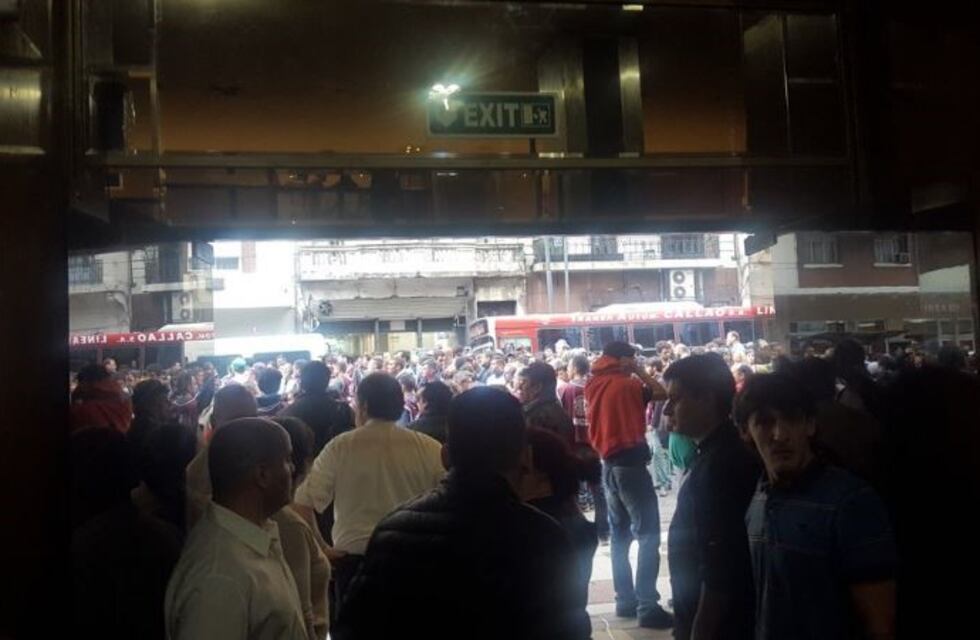 Protesta, corte e incidentes frente al Hotel Bauen