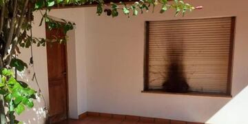 Arrojaron bombas molotov en la casa de un transportista que trasladaba a misioneros varados en el país