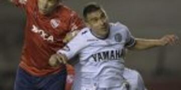Argentina's Independiente defender Victor Cuesta (L) vies for the ball with Argentina's Lanus defender Maximiliano Velazquez during their Copa Sudamericana second stage second leg football match at Libertadores de America stadium in Buenos Aires on September 14, 2016. Independiente won1-0. / AFP PHOTO / JUAN MABROMATA cancha independiente victor cuesta futbol copa sudamericana futbol futbolistas independiente lanus