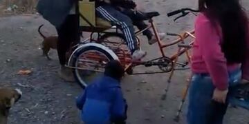 Momentos en que Valeria es subida a la tricicleta para su primer paseo\u002E