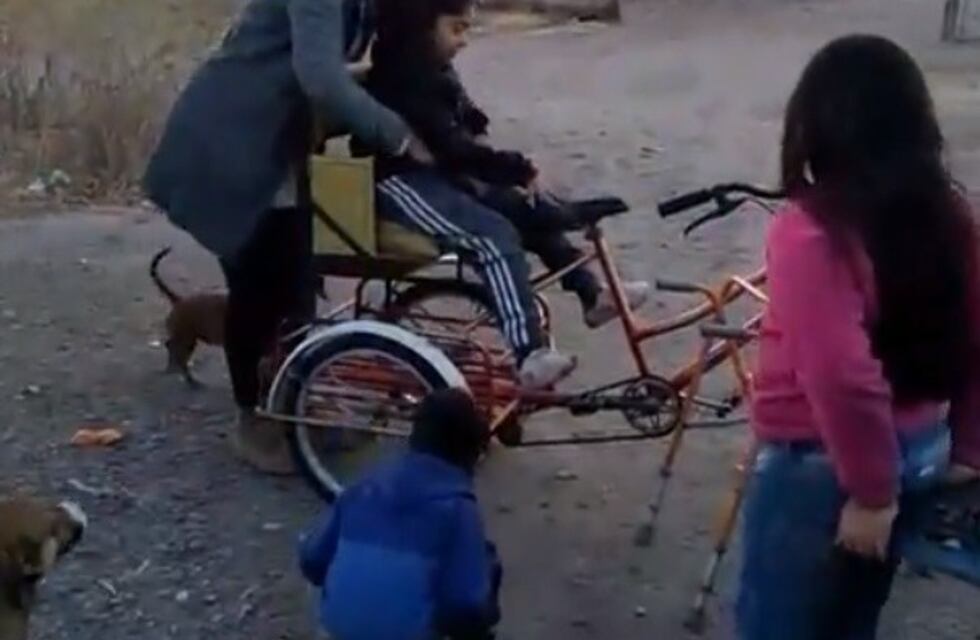 Valentina tiene la columna bífida y le regalaron una tricicleta para trasladarse