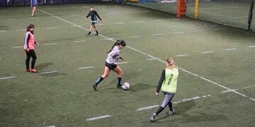 Jugadoras practican fútbol sala al estilo metegol