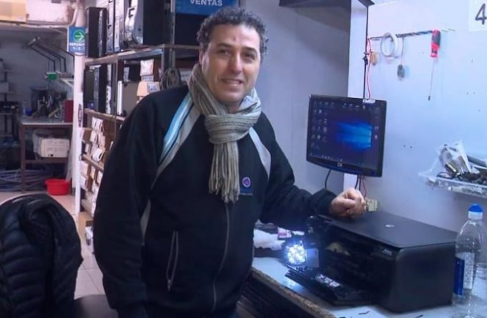 Arreglaba una impresora, halló un dineral y lo devolvió a los dueños