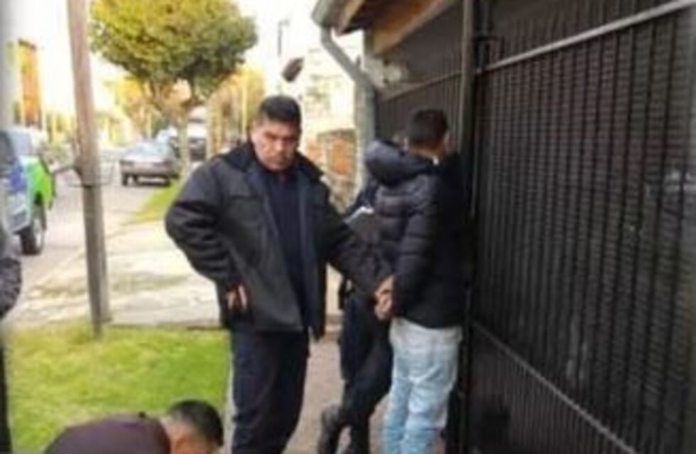 Le quisieron hacer "el cuento del tío" pero los engañó y detuvo al motoquero de la banda