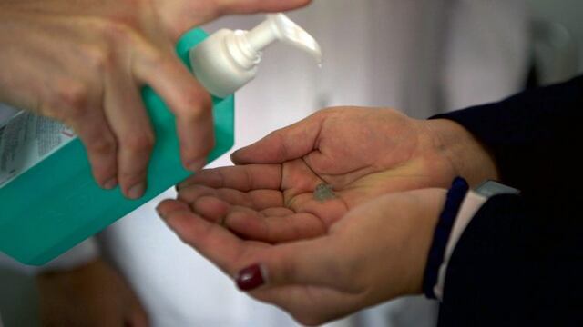 La Organización Mundial de la Salud explicó cómo fabricar un alcohol en gel casero\u002E (AFP)