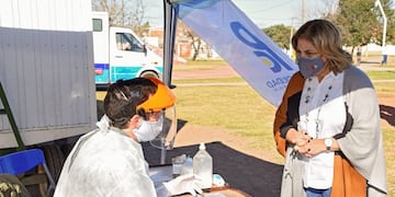 La ministra de Salud provincial, Sonia Martorano, visitó el barrio Cabín 9 durante la implementación del plan nacional Detectar\u002E (@gobsantafe)