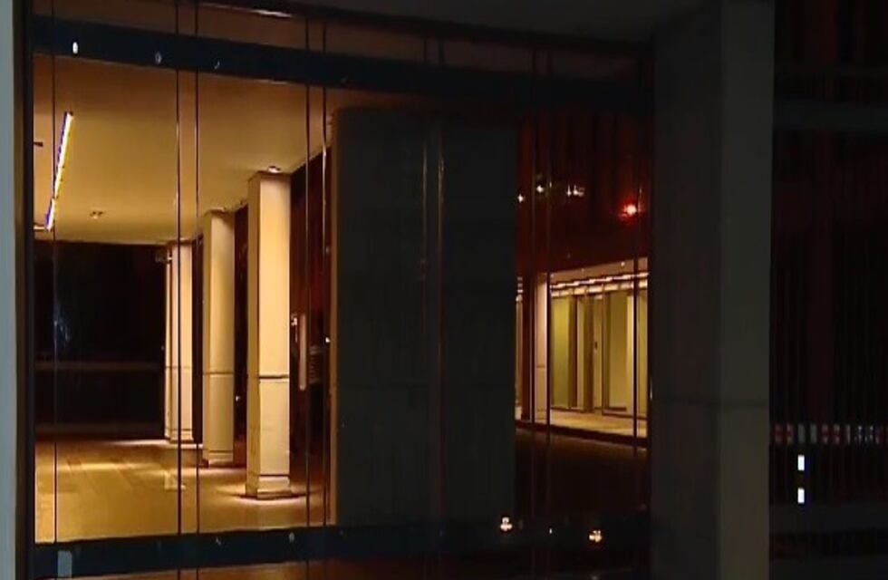 Una mujer murió al caer de un tercer piso en Puerto Madero y hay seis demorados