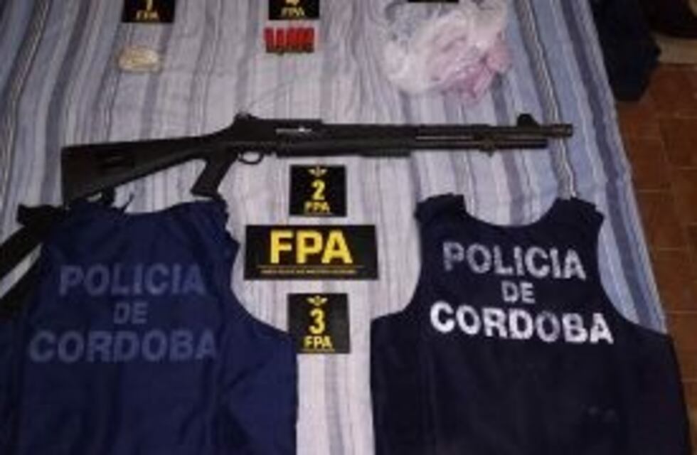 Oncativo: secuestran drogas, armas, dos chalecos policiales y un cuarto de millón