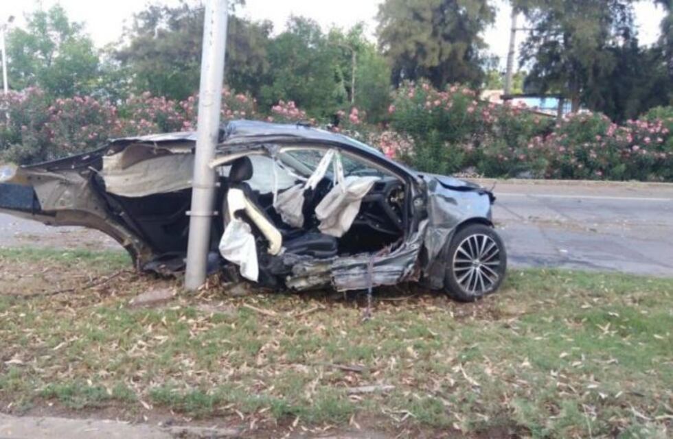 Un hombre chocó contra un poste de luz y murió su acompañante