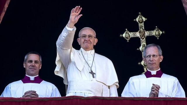 Vatican City (Vatican City State (holy See)), 25/12/2017\u002E- Pope Francis waves to the faithful as he delivers the traditional Urbi et Orbi (to the city and to the world) Christmas Day message from the central balcony of St\u002E Peter's Basilica at the Vatican, 25 December 2017\u002E (Papa) EFE/EPA/ANGELO CARCONI