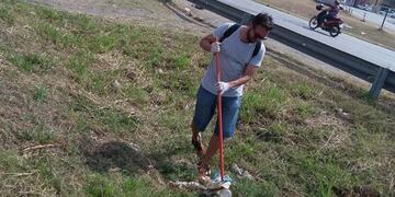 Un vecino cansado de la basura, salió a limpiar la ciudad