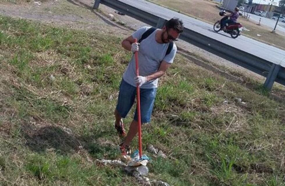 Un vecino cansado de la basura, salió a limpiar la ciudad