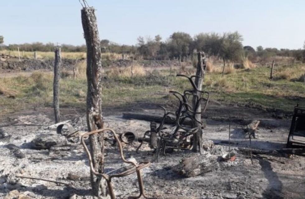 Murieron dos hombres calcinados al incendiarse sus viviendas en el norte santafesino