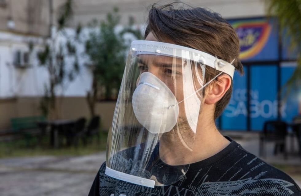 La UNL comenzó a entregar protectores faciales a efectores de Salud