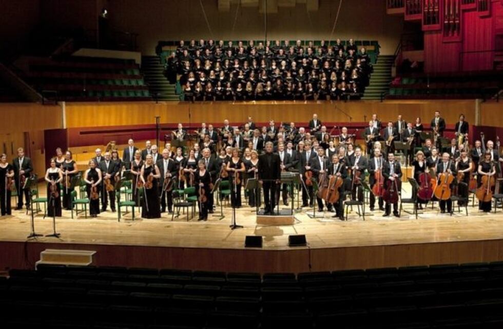 Músicos de la Orquesta de Gales donaron instrumentos a escuelas de la Patagonia