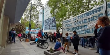 Movimientos sociales realizaron un corte en el centro de Mar del Plata: piden empleo (Foto: 0223)