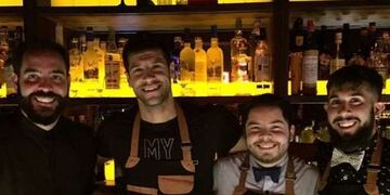 ¡Cuánto talento! Sebastián Domínguez hizo de bartender y sorprendió a todos\u002E Mientras aún evalúa su retiro, el ex Newell's demostró dotes sirviendo tragos en un bar\u002E